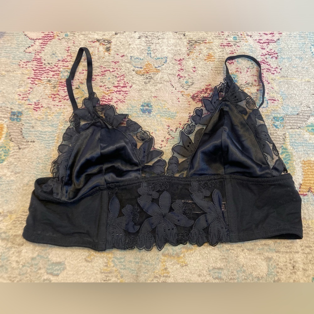 Victoria’s Secret Black Lace None Padded Bra Size Large